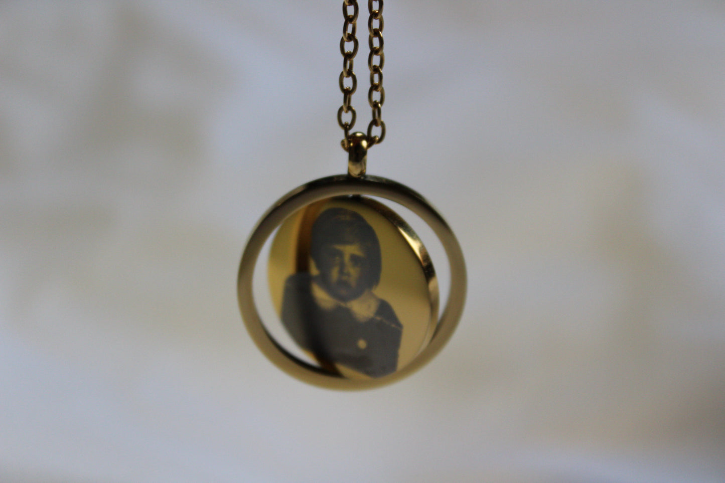 Nila spinner round engraveable necklace