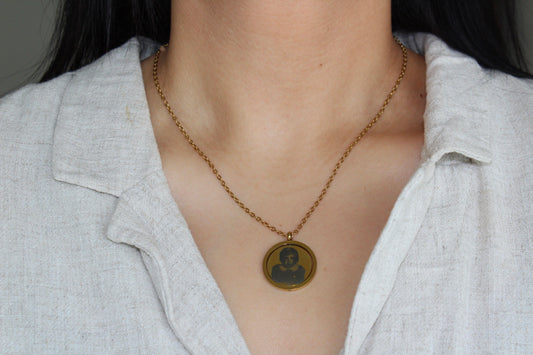 Nila spinner round engraveable necklace