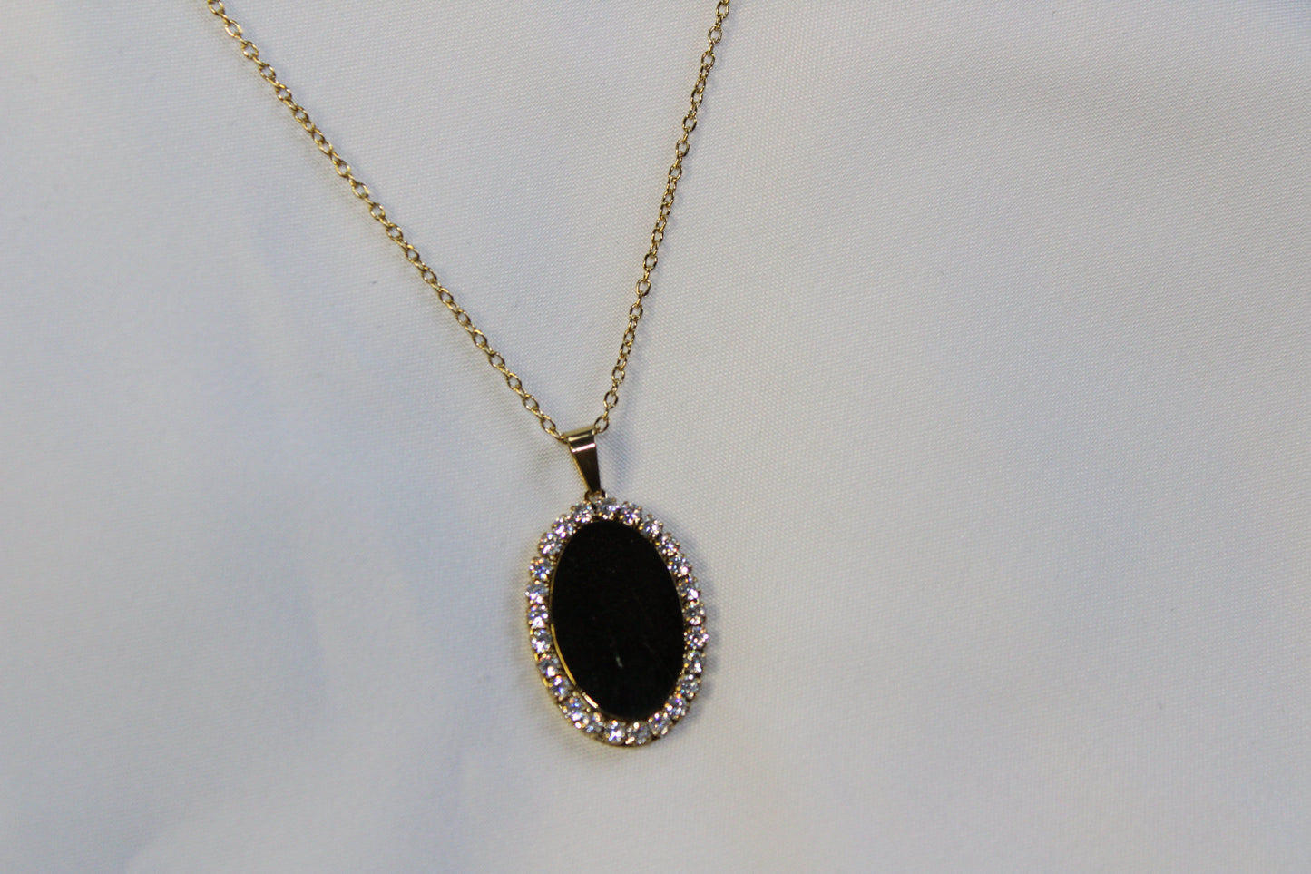Noiré diamond oval engraveable necklace