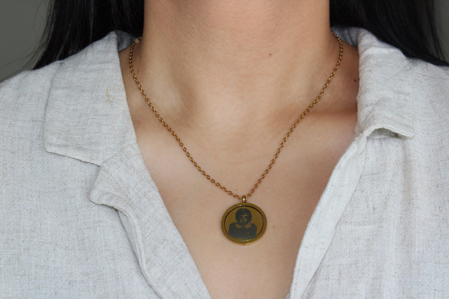 Nila spinner round engraveable necklace