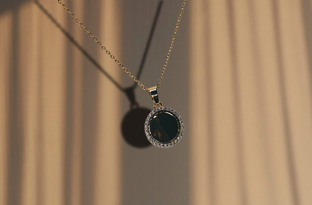 Zerra mini round diamond engraveable necklace